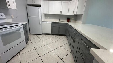 10425 SW 112th Ave in Miami, FL - Building Photo - Building Photo