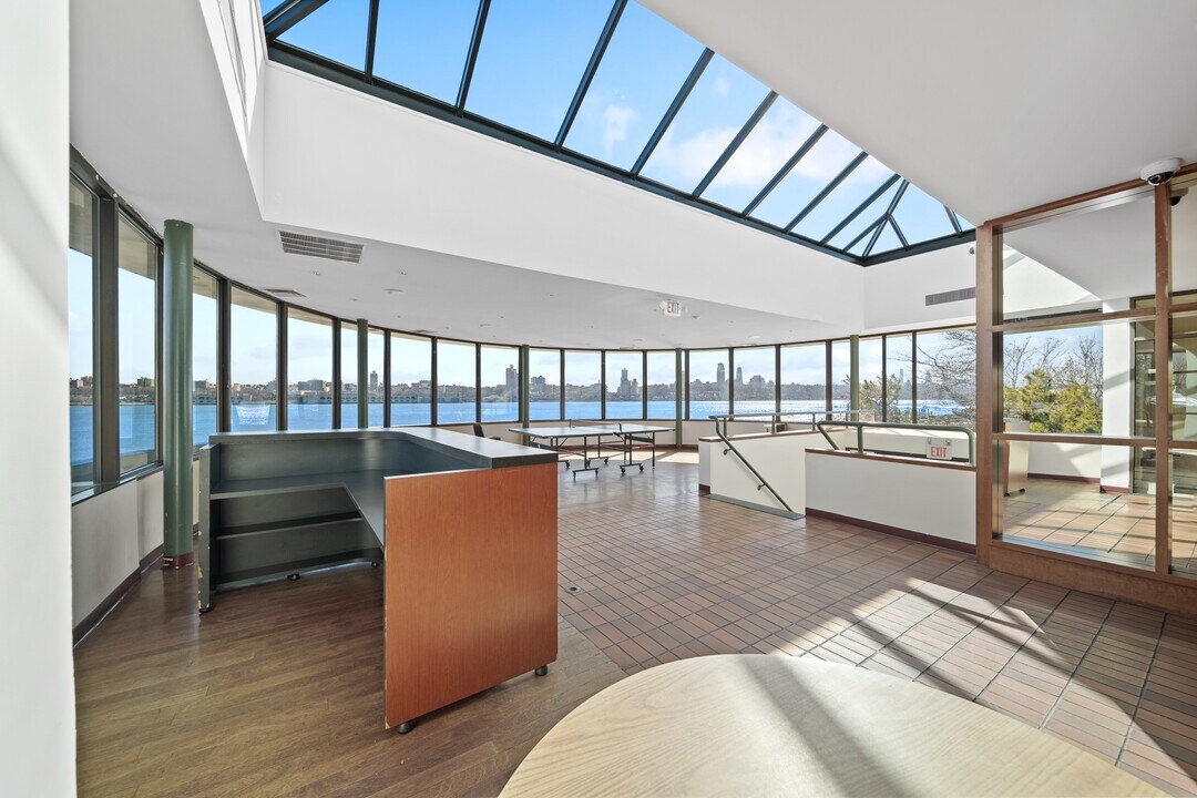 1055 River Rd in Edgewater, NJ - Building Photo