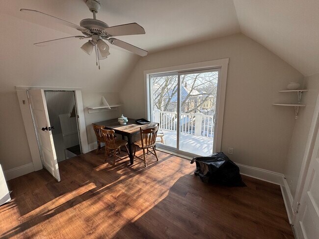 21 Davis Rd in Belmont, MA - Foto de edificio - Building Photo