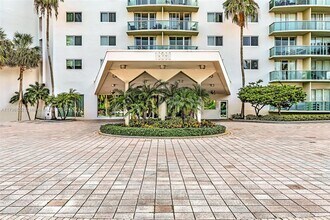 19380 Collins Ave in Sunny Isles Beach, FL - Building Photo - Building Photo