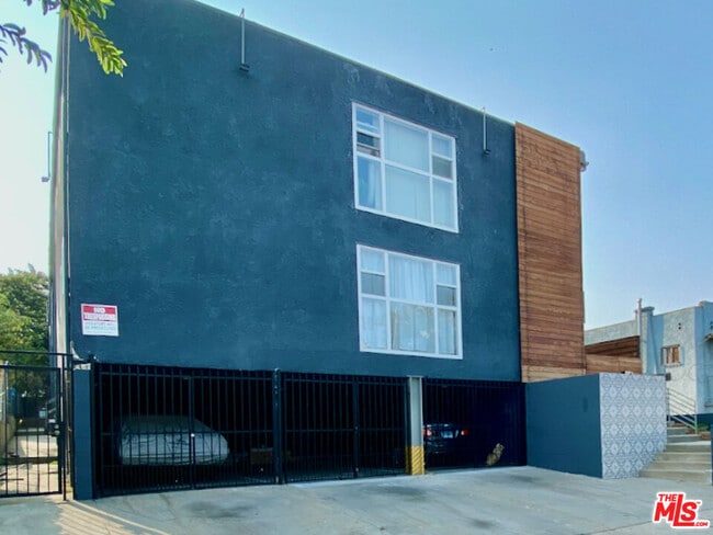 1217 N Virgil Ave in Los Angeles, CA - Foto de edificio - Building Photo