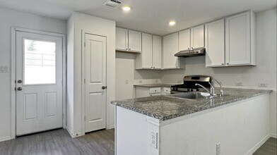 13930 Wool Pk in San Antonio, TX - Foto de edificio - Building Photo