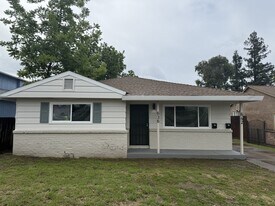 636 Las Palmas Ave in Sacramento, CA - Building Photo