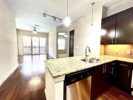 2525 McCue Rd in Houston, TX - Building Photo