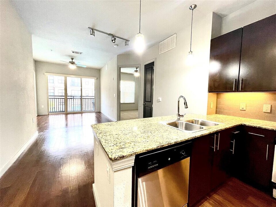 2525 McCue Rd in Houston, TX - Building Photo