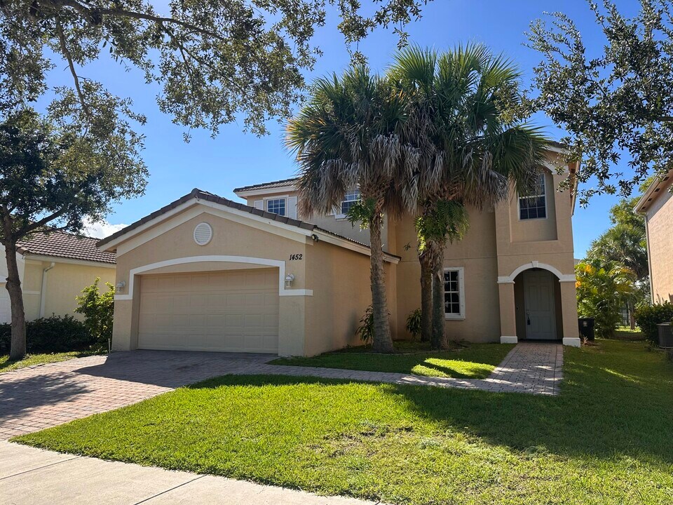 1452 NW Leonardo Cir in Port St. Lucie, FL - Building Photo