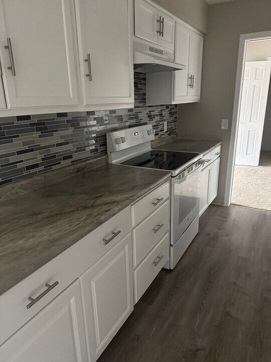 5325 Territorial Rd, Unit Apt.212 in Grand Blanc, MI - Building Photo