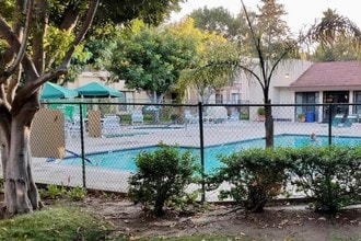 55+ Senior Living at Quail Creek Apartments in Escondido, CA - Foto de edificio - Building Photo