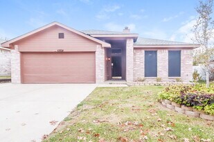 10824 Deauville Cir N in Fort Worth, TX - Building Photo