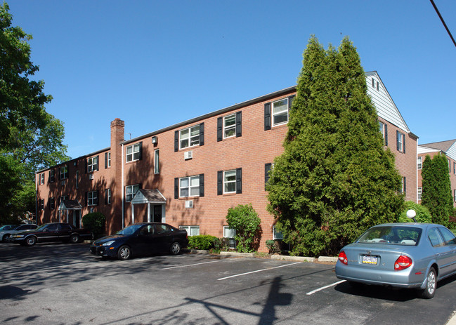 Norris Hills Apartments at Logan Street in Norristown, PA - Foto de edificio - Building Photo