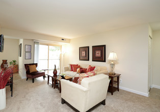 Oakton Park Apartments in Fairfax, VA - Foto de edificio - Interior Photo