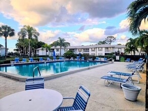 803 SE Central Pkwy in Stuart, FL - Building Photo - Building Photo