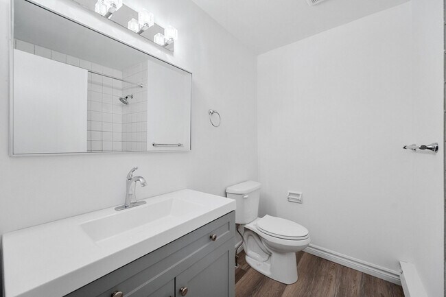 77 Lakeshore Rd in Oakville, ON - Building Photo - Building Photo