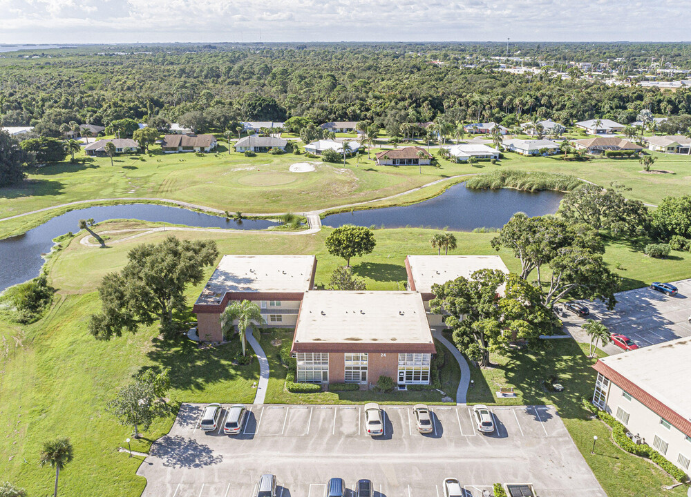 24 Pine Arbor Ln in Vero Beach, FL - Building Photo