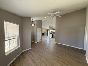 621 Mission Hill Dr in Fort Wayne, IN - Foto de edificio - Building Photo