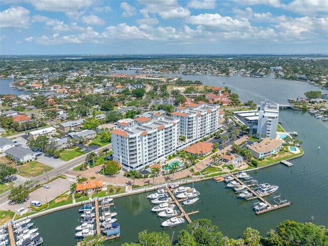 1325 Snell Isle Blvd NE in St. Petersburg, FL - Building Photo - Building Photo