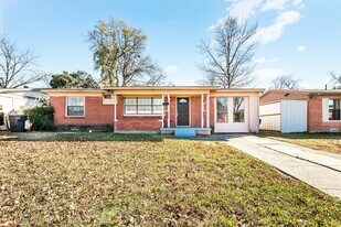 10818 Sharondale Ln in Dallas, TX - Building Photo