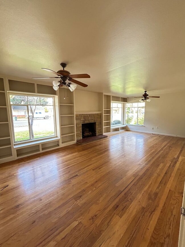 1015 Monterey St in Hollister, CA - Foto de edificio - Building Photo