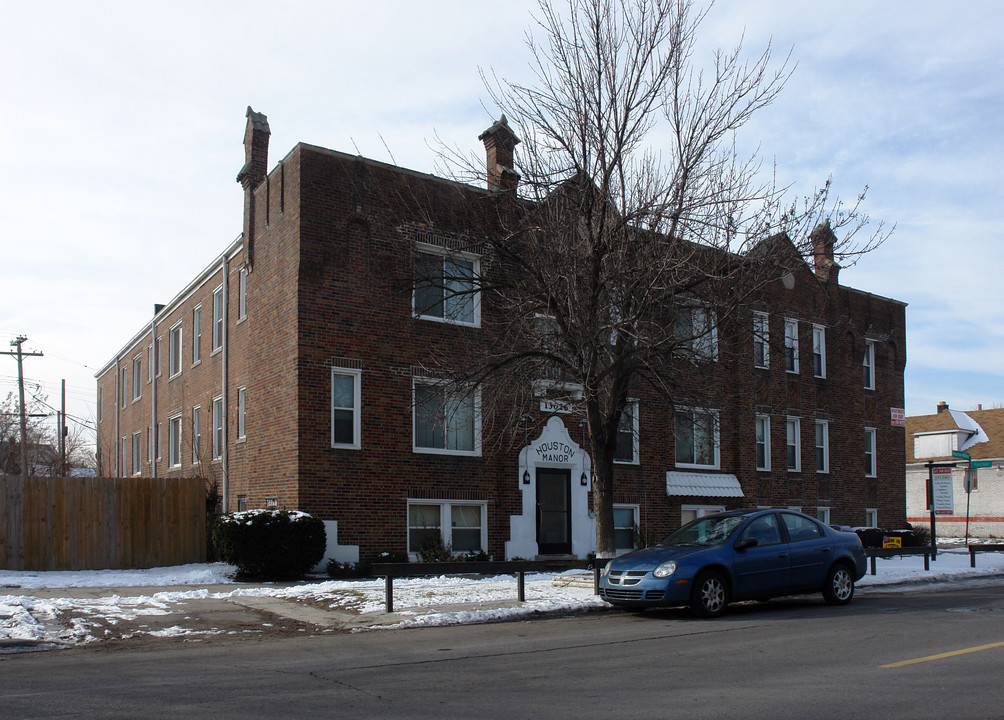 Houston Manor in Detroit, MI - Building Photo