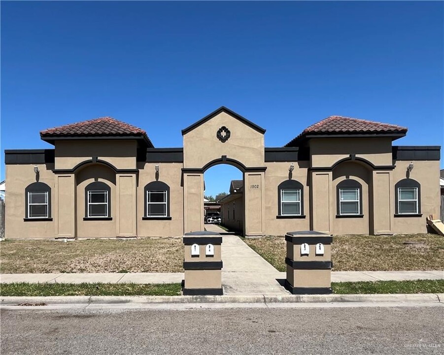 1902 Bronze in Pharr, TX - Building Photo