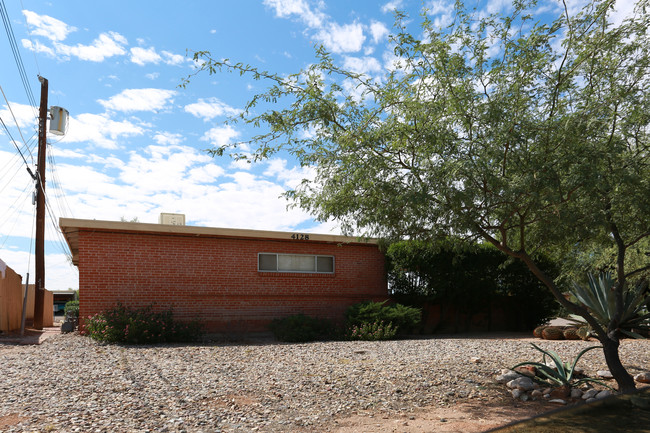 4128 E Fairmount St in Tucson, AZ - Foto de edificio - Building Photo