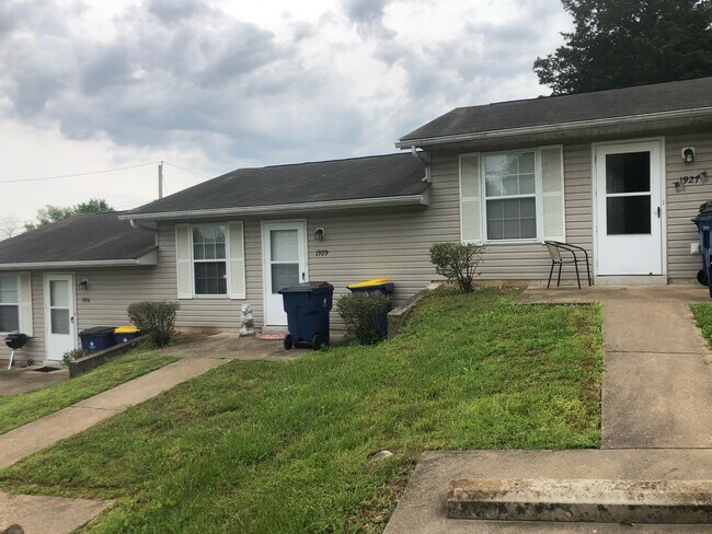 1927 Skyline Dr | Rentals in Desoto, MO