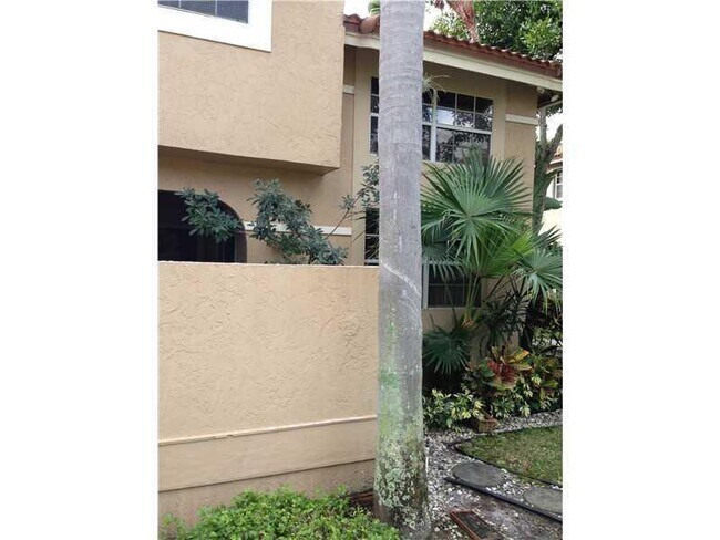 6542 Via Regina in Boca Raton, FL - Foto de edificio - Building Photo