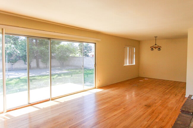 17832 Lemarsh St in Northridge, CA - Foto de edificio - Building Photo