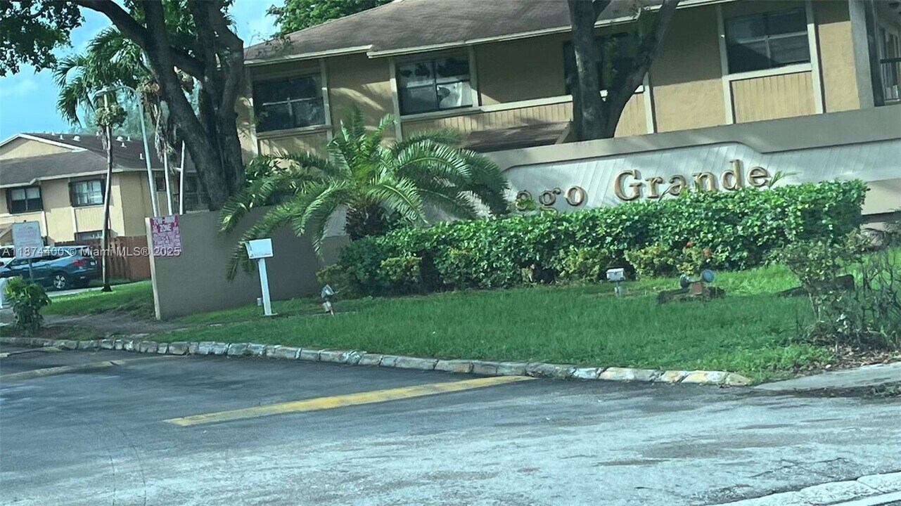 6705 W 26th Dr in Hialeah, FL - Building Photo