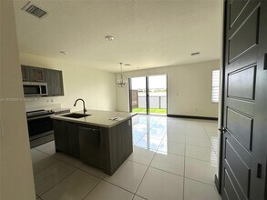 15965 NW 91st Ct in Miami Lakes, FL - Building Photo - Building Photo