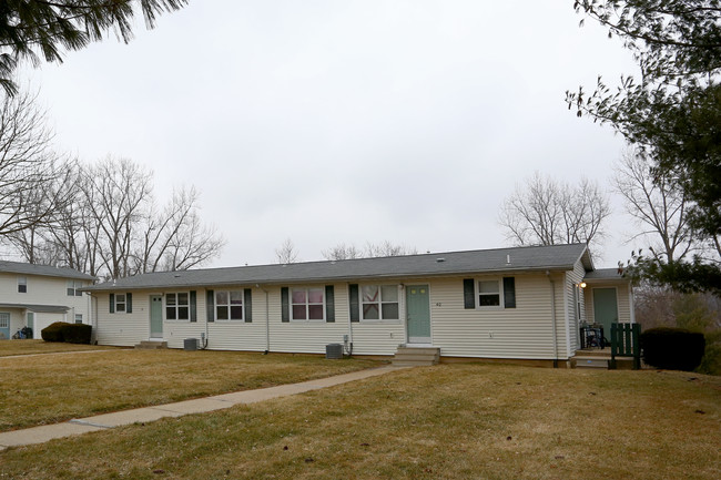 Storey Manor Apartments in Cottage Hills, IL - Building Photo - Building Photo