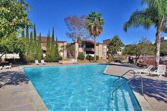 5482 Adobe Falls Rd in San Diego, CA - Building Photo - Building Photo