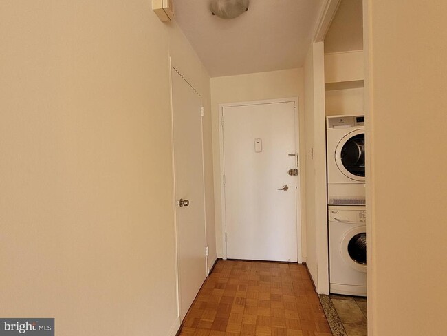 224-30 W Rittenhouse Square in Philadelphia, PA - Building Photo - Building Photo