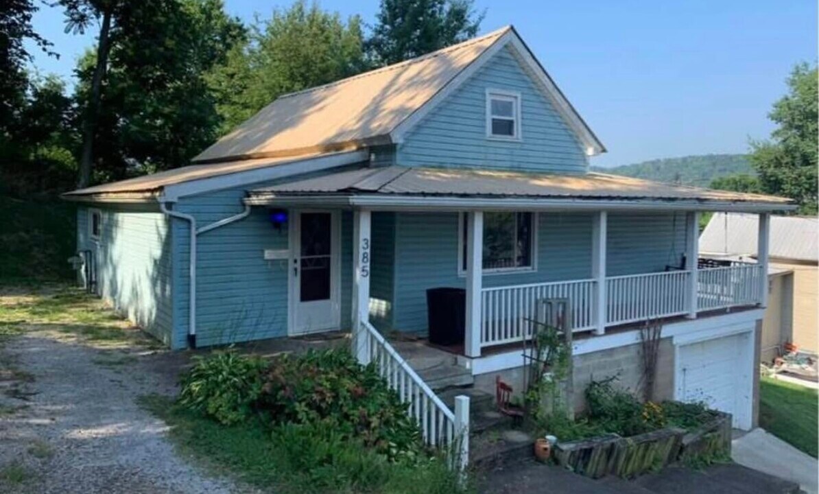 385 Locust St in New Martinsville, WV - Building Photo