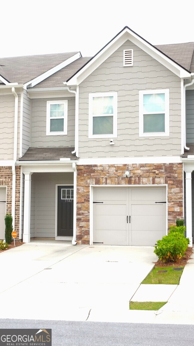 property at 1942 Dillon Dr