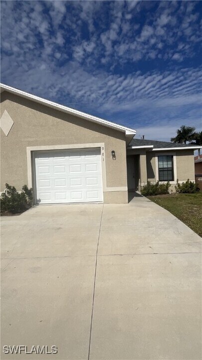 901 Cape Coral Pkwy W in Cape Coral, FL - Building Photo