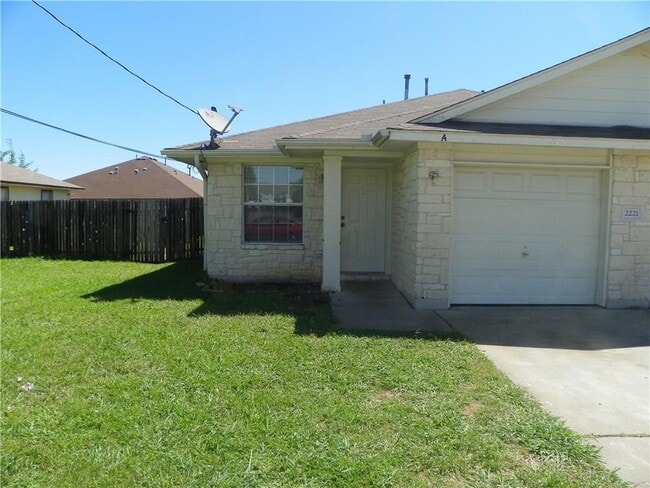 property at 2221 Creekside Ln