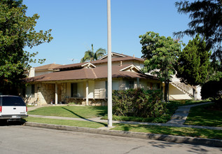 2343 E Omega Ave in Anaheim, CA - Foto de edificio - Building Photo