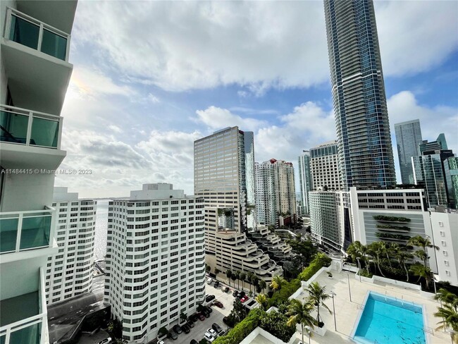 950 Brickell Ave in Miami, FL - Foto de edificio - Building Photo