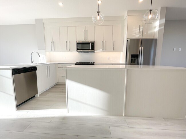 33 Creekstone Dr SW in Calgary, AB - Building Photo - Building Photo