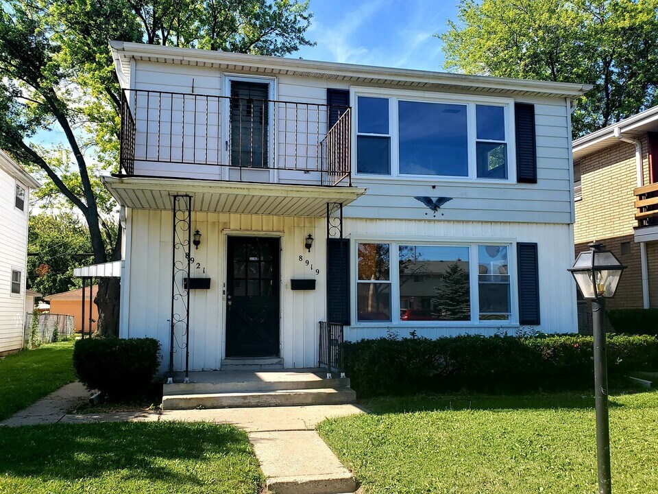 8919 W Hampton Ave in Milwaukee, WI - Building Photo