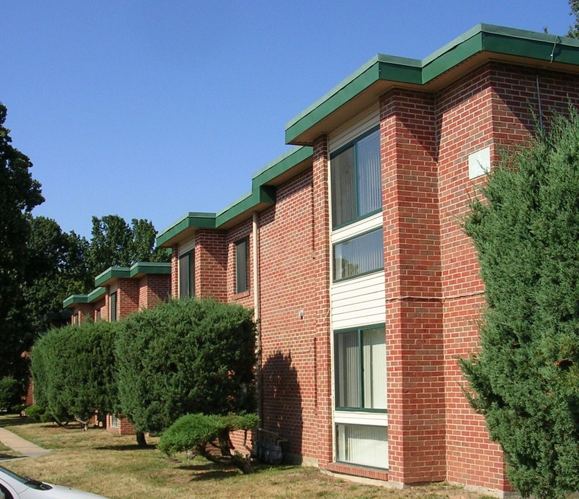 Town and Campus Apartments in Springfield, MO - Building Photo