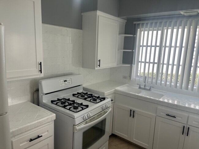 1128 N Sweetzer Ave in West Hollywood, CA - Building Photo - Building Photo