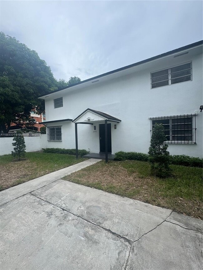 3240 SW 22nd Terrace in Miami, FL - Foto de edificio - Building Photo