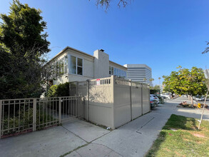 12036 Goshen Ave. in Los Angeles, CA - Foto de edificio - Building Photo