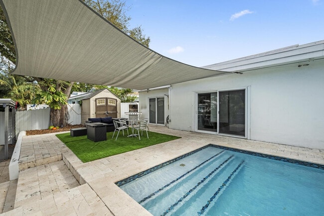 2541 NE 199th St in Miami, FL - Foto de edificio - Building Photo