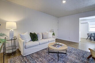 Carolina Drive - Greenville - 822 in Greeneville, TN - Building Photo - Interior Photo