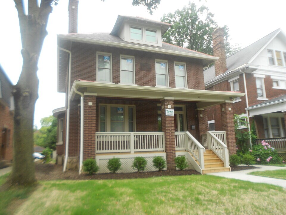 211 E Lane Ave in Columbus, OH - Building Photo