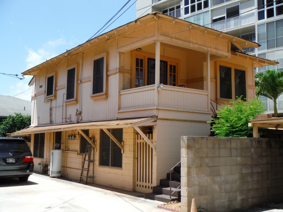 744-746 Ekela Ave in Honolulu, HI - Building Photo