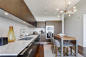 210 Lavaca St in Austin, TX - Foto de edificio - Building Photo